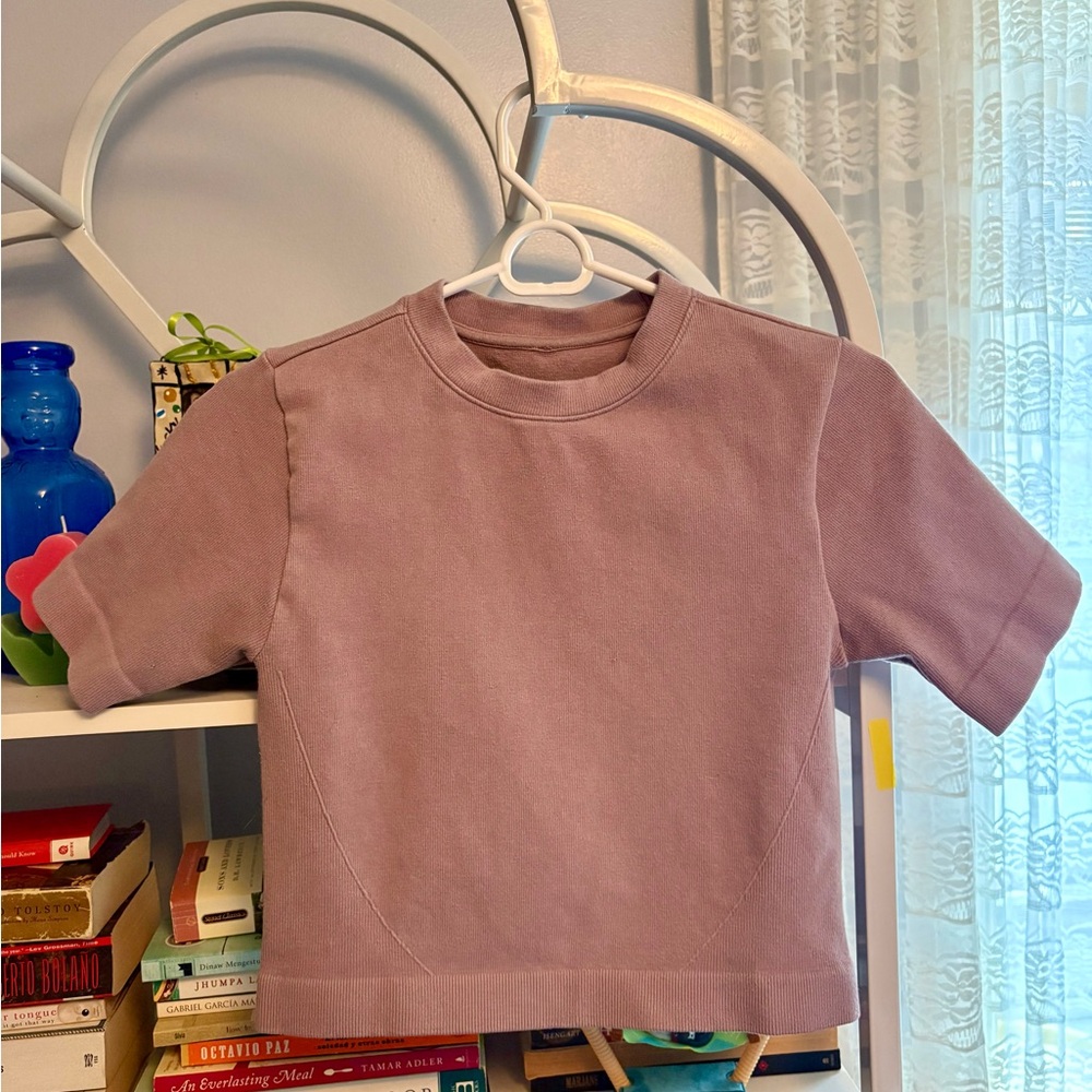 Everlane “Seamless Tee” in Dusty Lavender, M